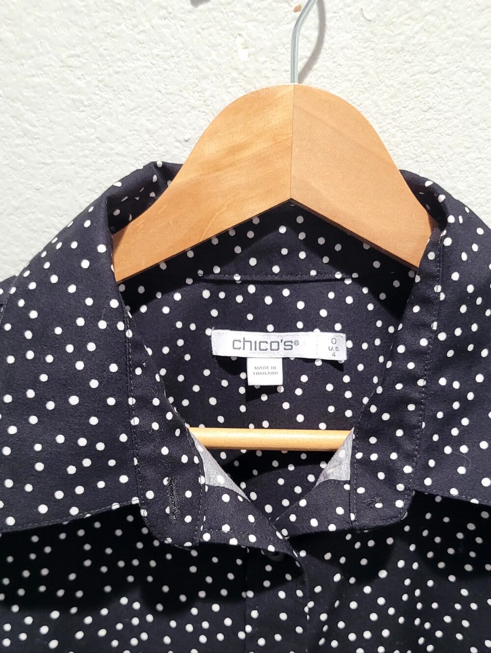 Chico's No Iron Polka Dot Button Front Shirt Long Sleeve Size US 4 Small - Picture 4 of 9